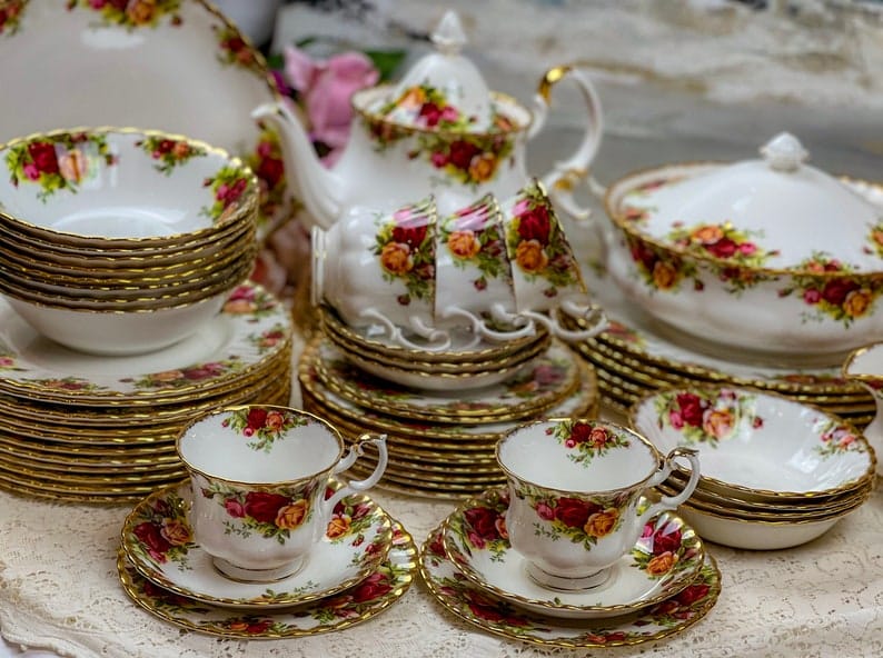 141 pieces FULL Dinner Service for 12 Vintage Royal Albert Old Country Roses with ORIGINAL