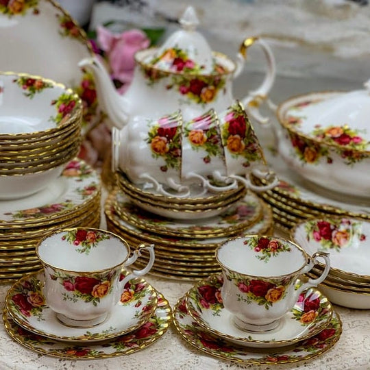 141 pieces FULL Dinner Service for 12 Vintage Royal Albert Old Country Roses with ORIGINAL