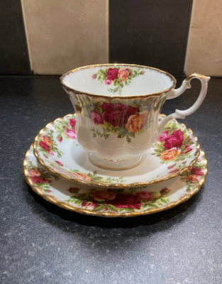 Classic Royal Albert Old Country Roses teaset trio