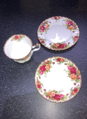 Classic Royal Albert Old Country Roses teaset trio