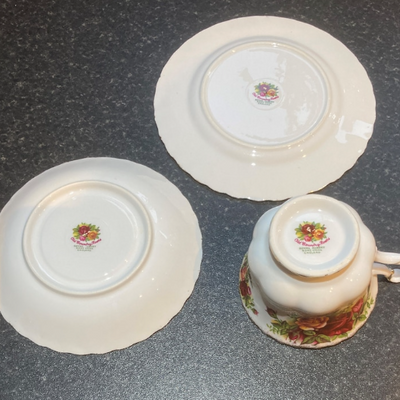 Classic Royal Albert Old Country Roses teaset trio