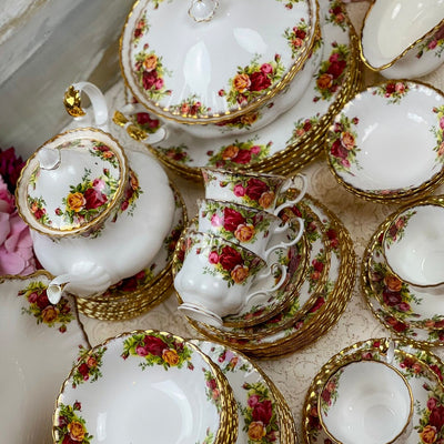 141 pieces FULL Dinner Service for 12 Vintage Royal Albert Old Country Roses with ORIGINAL